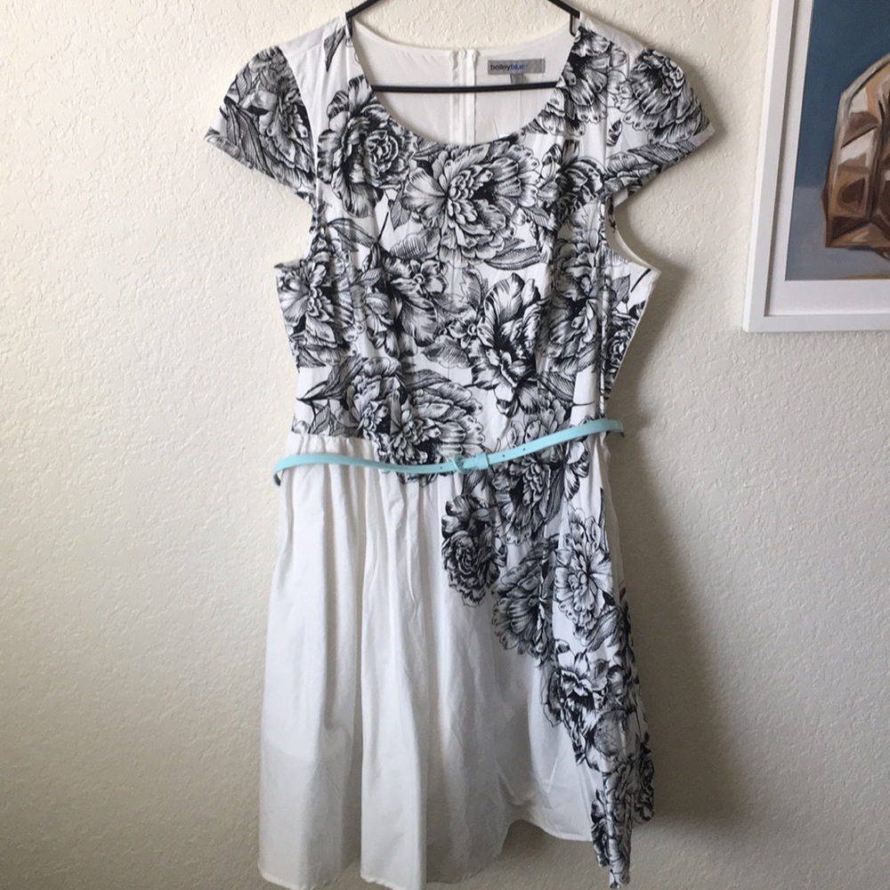 Cute B & W flare skirt floral dress with belt